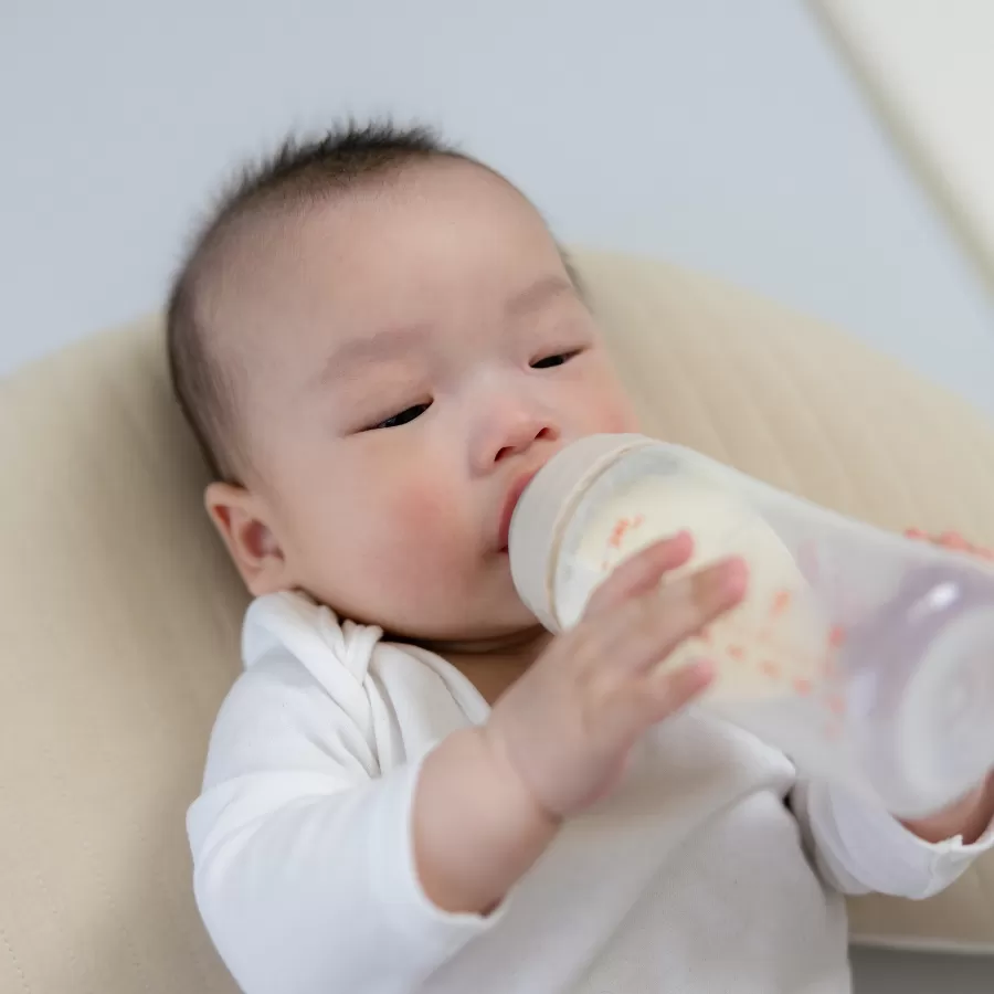 Nhiều nhà cứ thấy con lười ăn là cho ngay hộp sữa vì nghĩ uống sữa là đủ chất. Dừng lại ngay mẹ nhé!