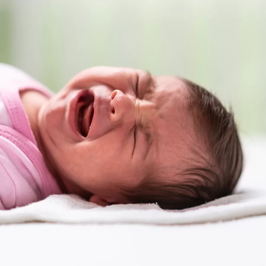 Bé buồn ngủ nhưng không chịu ngủ, quấy khóc là vì sao?